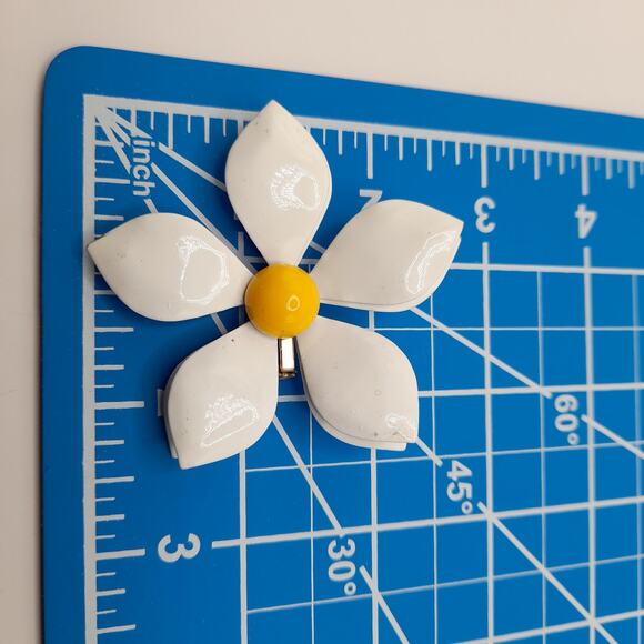 Vintage 1960s White Yellow Enamel Flower Brooch - Picture 8 of 8